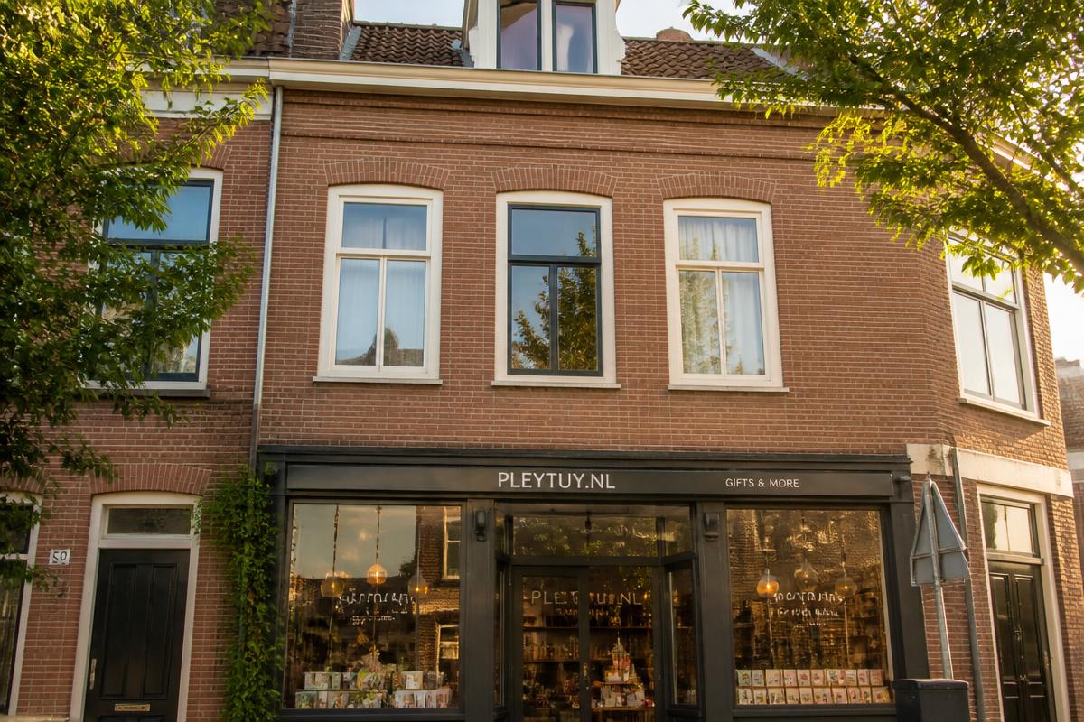 Gemengd pand met twee appartementen boven een winkelruimte